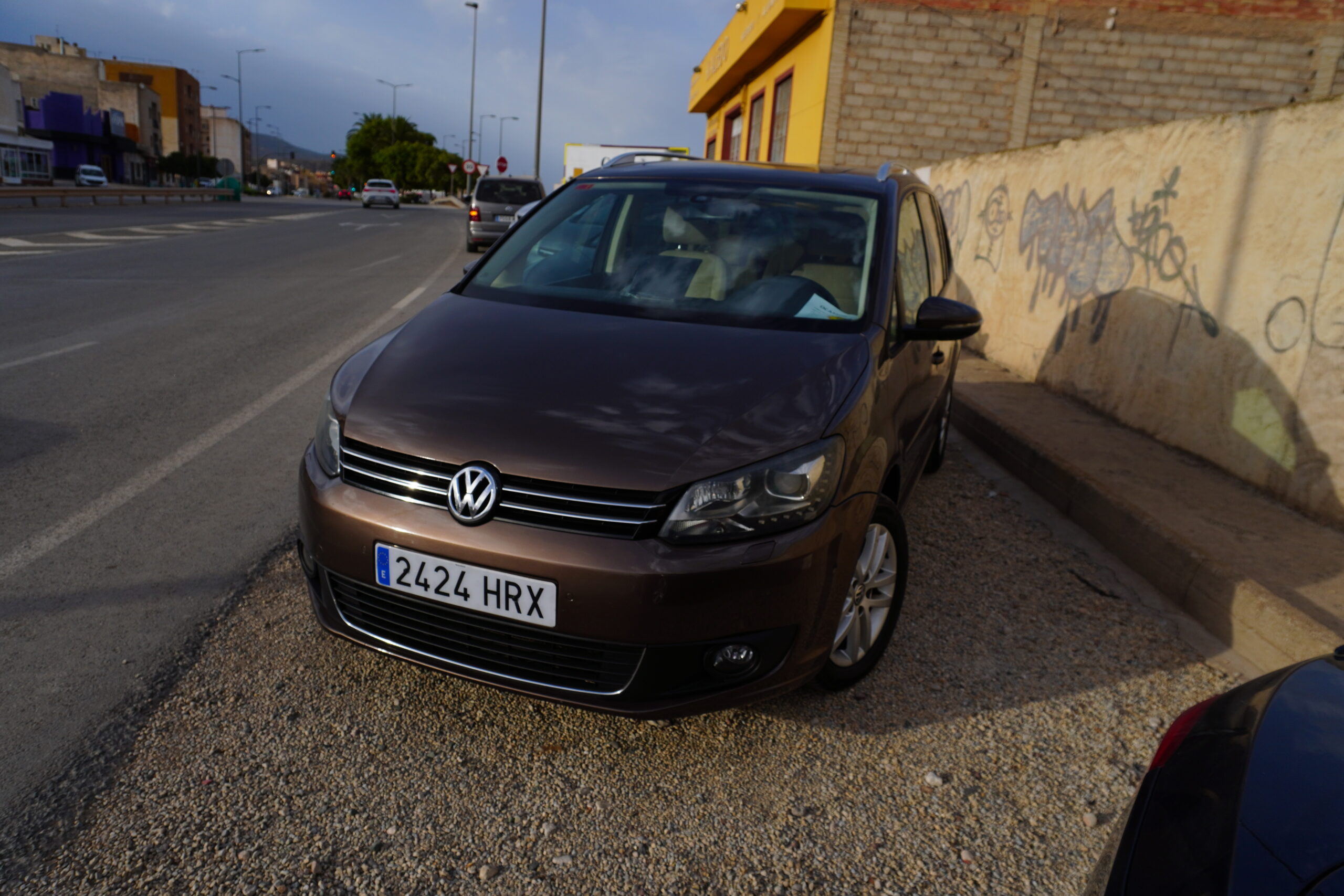 Volkswagen Touran 2.0 TDI 140CV marrón metalizado 2013 segunda mano en Totana – vista frontal