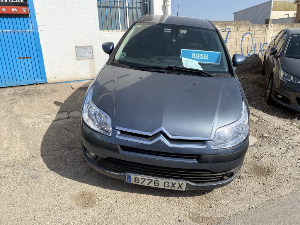 Citroën C4 HDi 110CV gris segunda mano en Totana – vista frontal con cartel diésel
