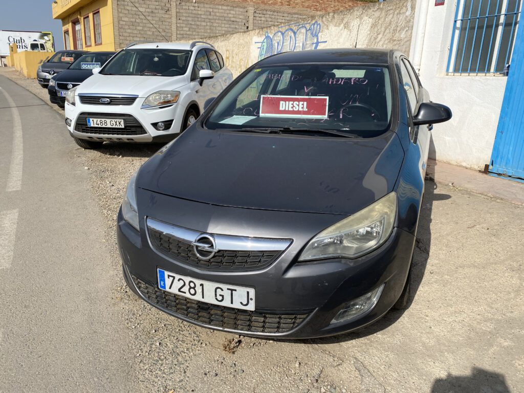 Opel Astra 1.7 CDTI gris oscuro 2010 de segunda mano en Totana – vista frontal