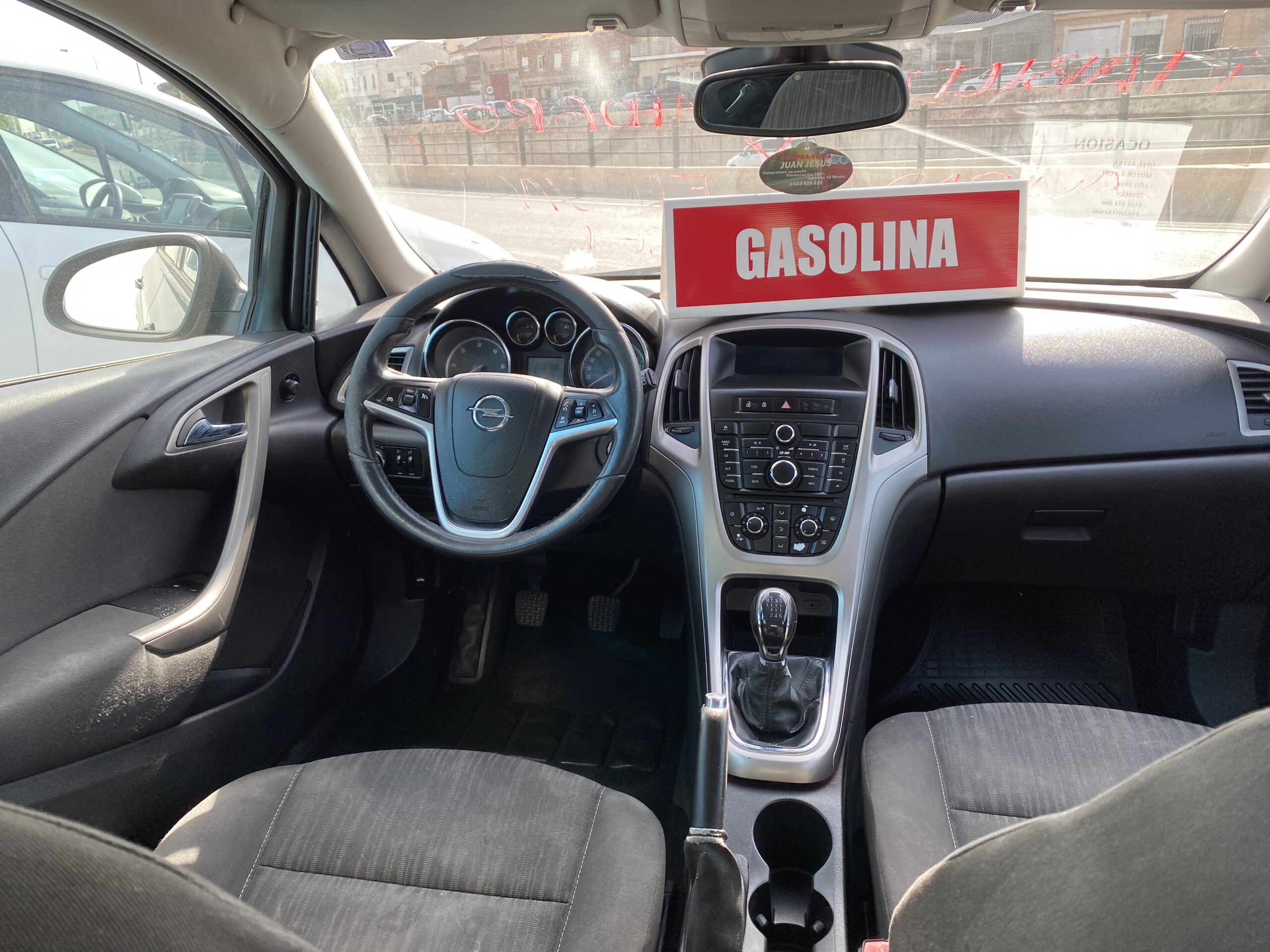 Interior Opel Astra 2010 con sistema CD 400 y volante multifunción – segunda mano Totana