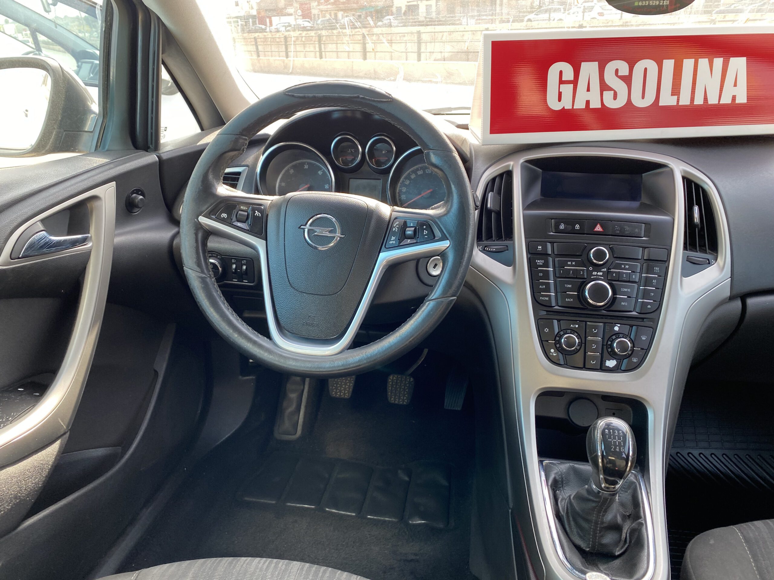 Interior Opel Astra 2010 con sistema CD 400 y volante multifunción – segunda mano Totana