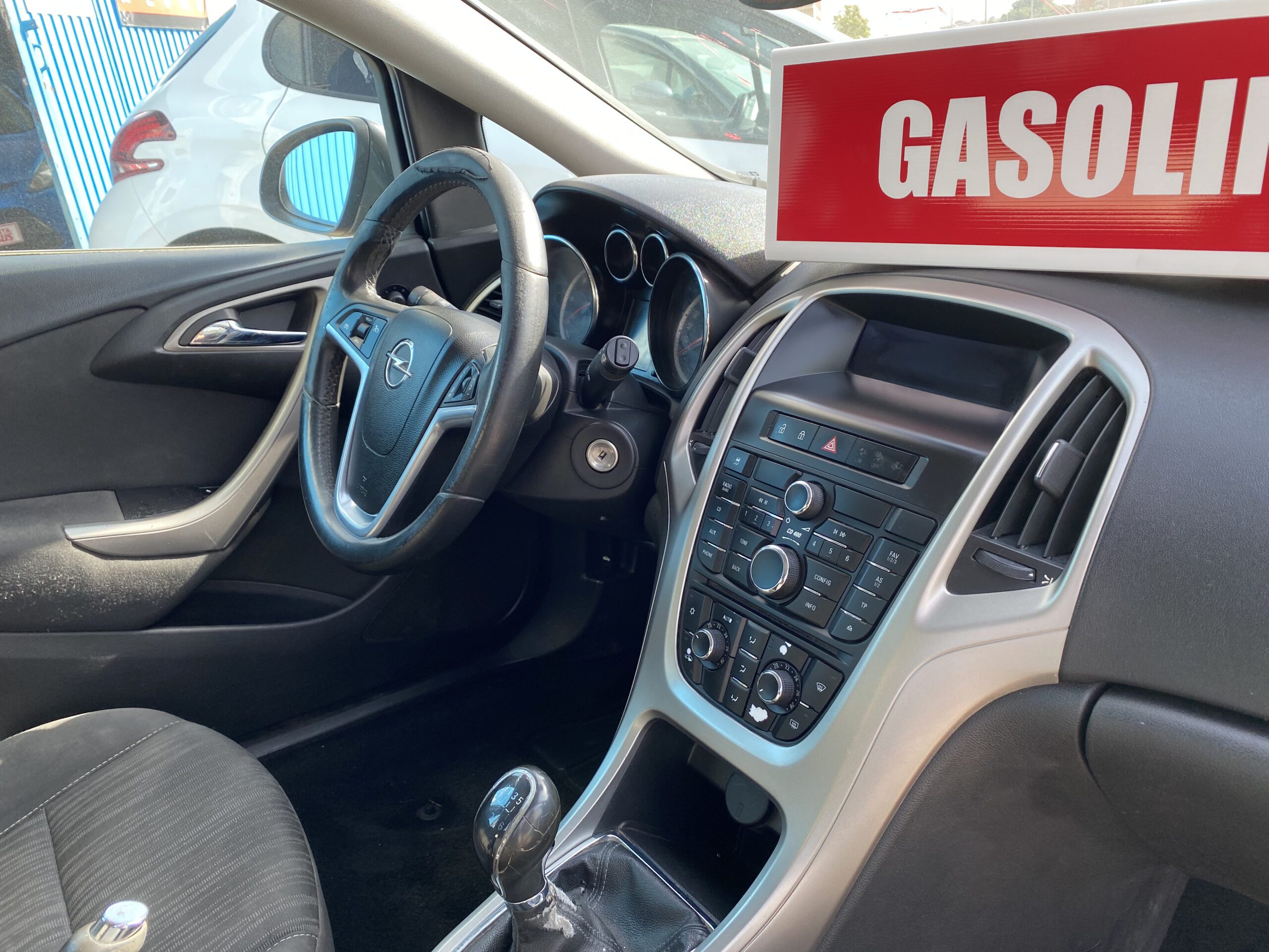 Interior Opel Astra 2010 con sistema CD 400 y volante multifunción – segunda mano Totana