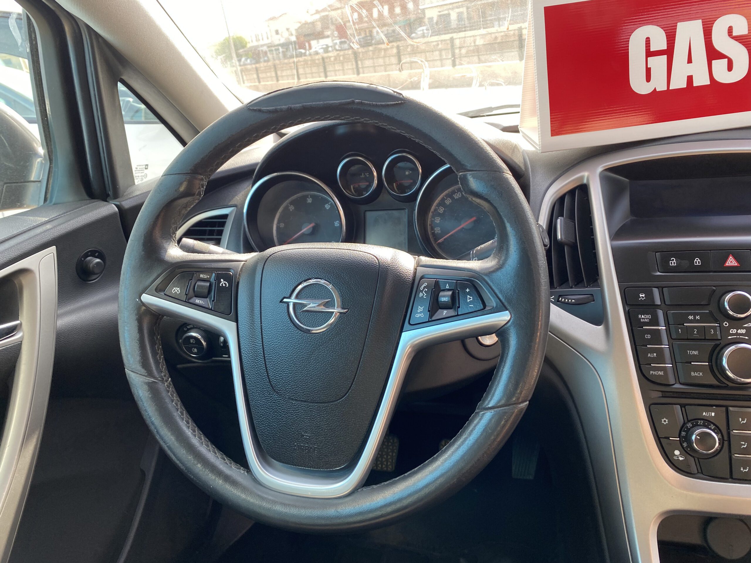 Interior Opel Astra 2010 con sistema CD 400 y volante multifunción – segunda mano Totana